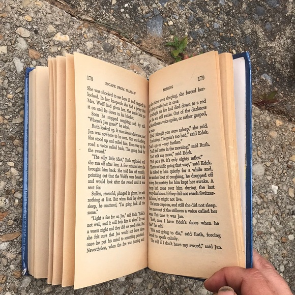 Escape from Warsaw by Ian Sarraillier - Picture 8 of 12